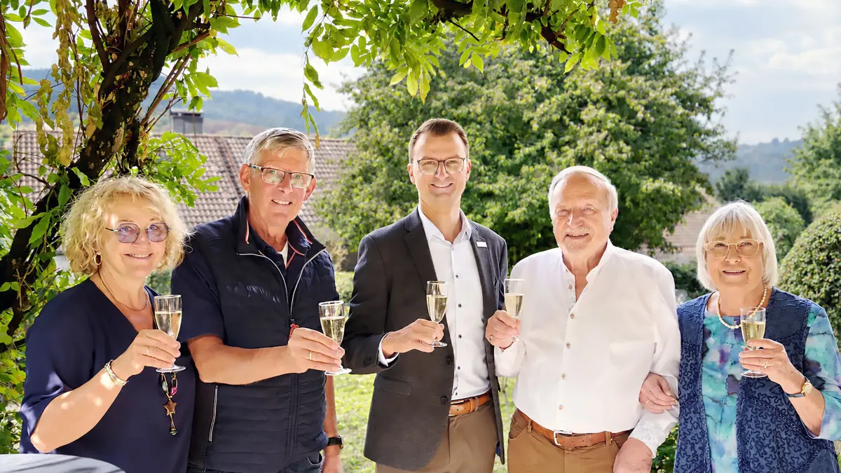 Wolfgang Miessmer (zweiter von rechts) mit Bürgermeister Michael Moser, Ortsvorsteher Werner Göhrig, seiner Tochter Utta Spothelfer und seiner Lebensgefährtin Marion Gummper.