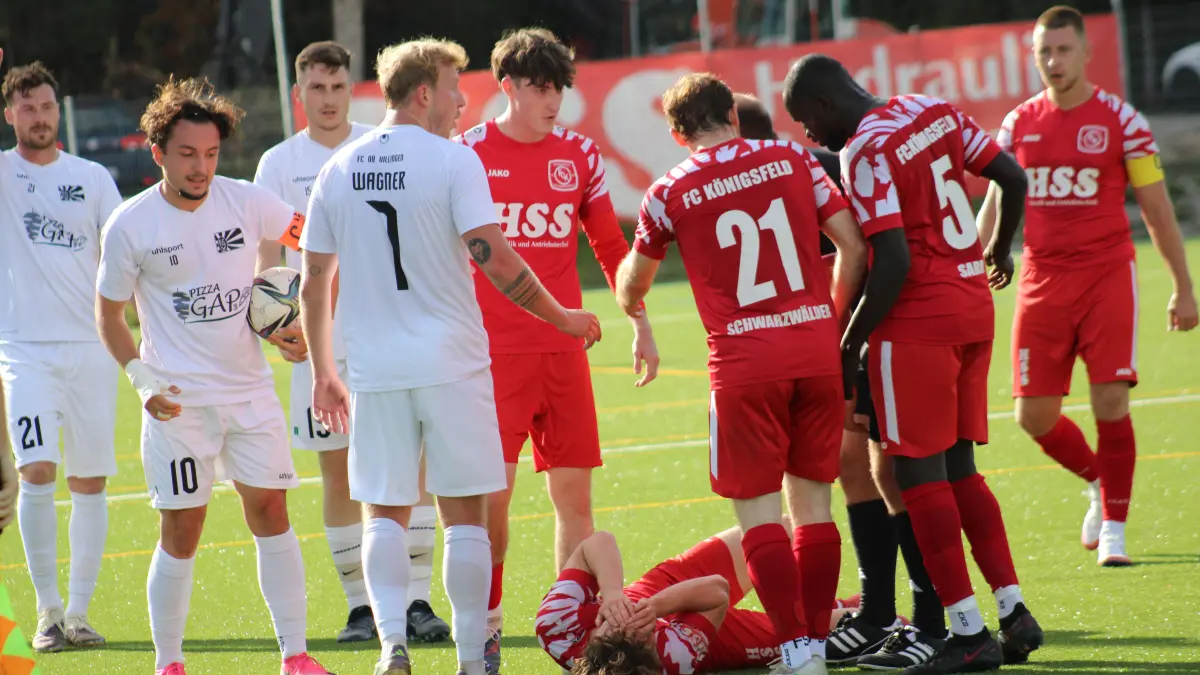 Das gehört zu einem rassigen Derby dazu: Viele Emotionen sorgten wie in dieser Szene nach einem Foulspiel auch einmal für eine Rudelbildung zwischen dem FC Königsfeld (rote Trikots) und dem FC 08 Villingen II.