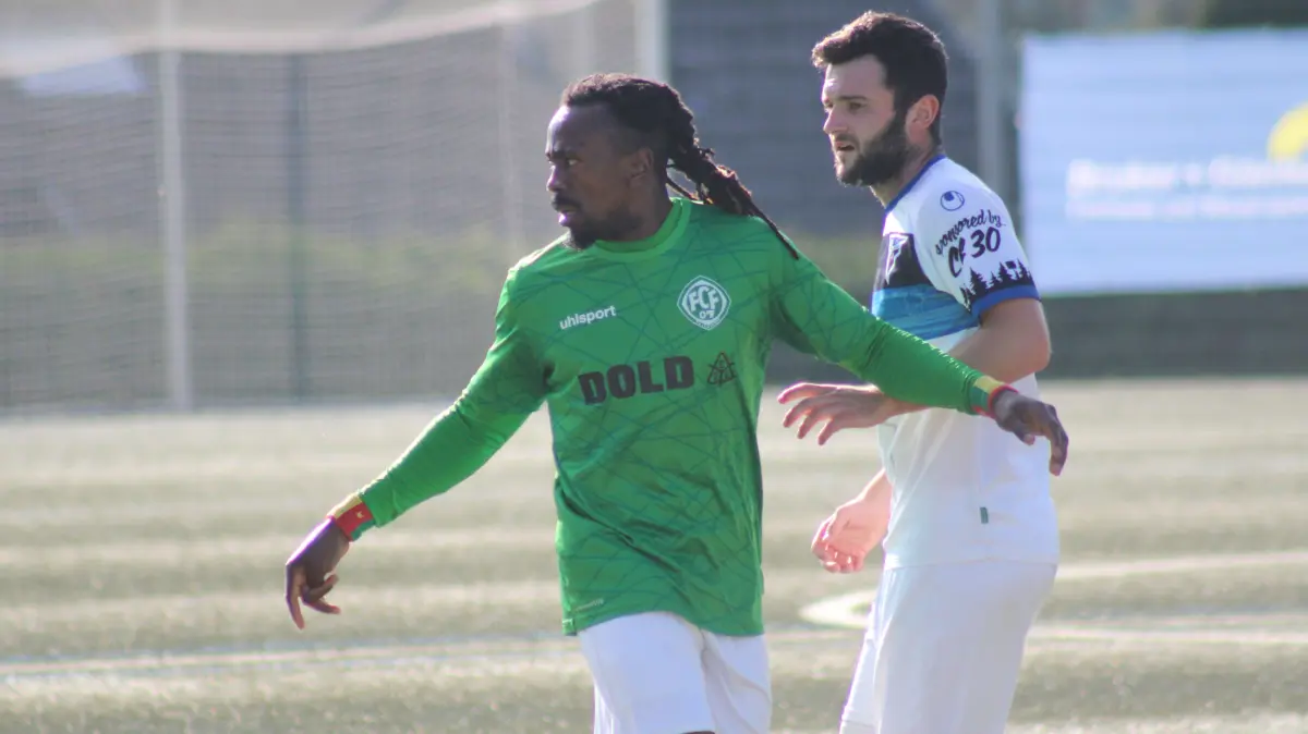 Nachdem Patrice Takuete (links) mit dem FC 07 Furtwangen den Landesliga-Aufstieg verpasste, verließen zahlreiche hochkarätige Mitspieler den Club und jetzt stürzte der Vizemeister bis auf den vorletzten Platz ab.