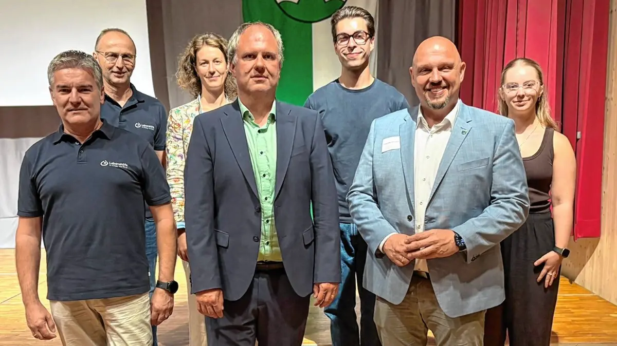 Kommunalpolitik trifft Wirtschaft im Haslacher Gemeindehaus (von links): Martin Schmid und Berthold Schätzle von der Lebenshilfe, Anna Reiners (Circular Black Forest), Fabian Burggraf (Klimapartner Südbaden), Til Finkbeiner (Trolleymaker), Bürgermeister Armin Hansmann und Hannah Mayer (Trolleymaker).