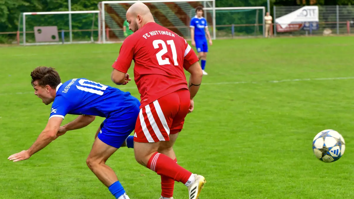 Efringens Max Wechlin (links) und Leandro Djokaj (FC Huttingen) verloren zwischenzeitlich den Ball aus den Augen.