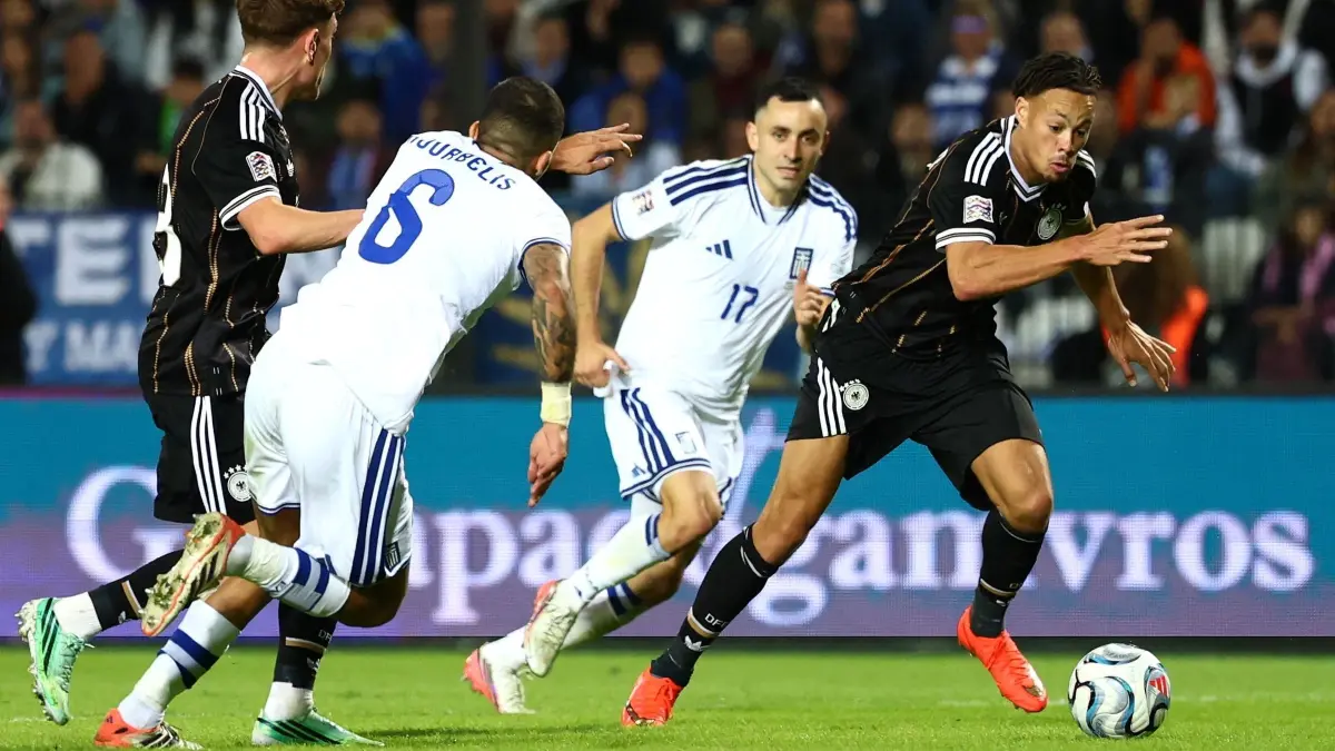 Derry Scherhant: Fußball, Nationalmannschaft, Männer, Nations League A, Griechenland - Deutschland, Gruppe 2, Spieltag 4, Toumba Stadion, Derry Scherhant (r, Deutschland) in Aktion gegen Manolis Saliakas (2.v.r, Griechenland). (zu dpa: «Scherhants «Riesenspiel» und das Warten auf ein Stürmer-Tor»)