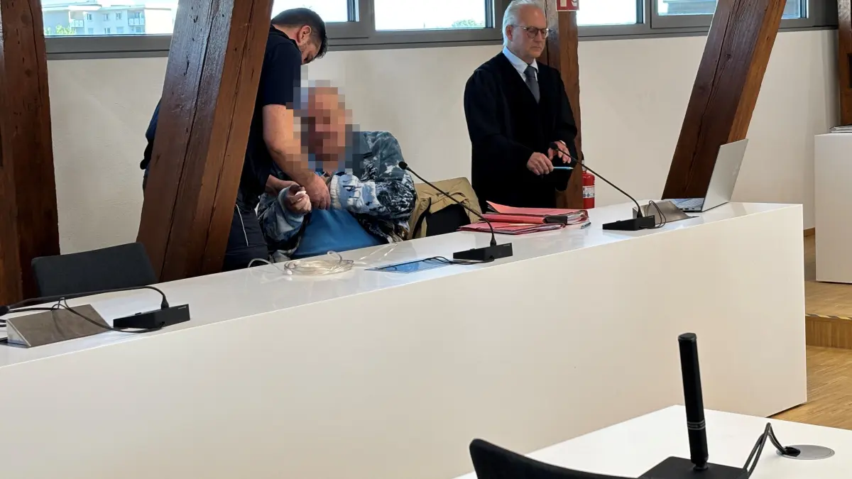 Dem Angeklagten wird am Landgericht Ulm ein Mord an einer jungen Frau vorgeworfen, den er vor über 40 Jahren begangen haben soll.