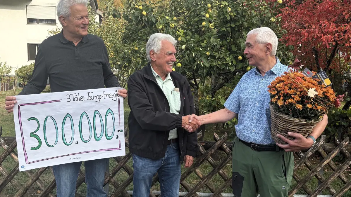 Vorstand Siegfried Gergs (von links) und der stellvertretende Aufsichtsratsvorsitzende Helmut Pfister freuen sich über ihren engagierte Genossen Klaus Schätzle.