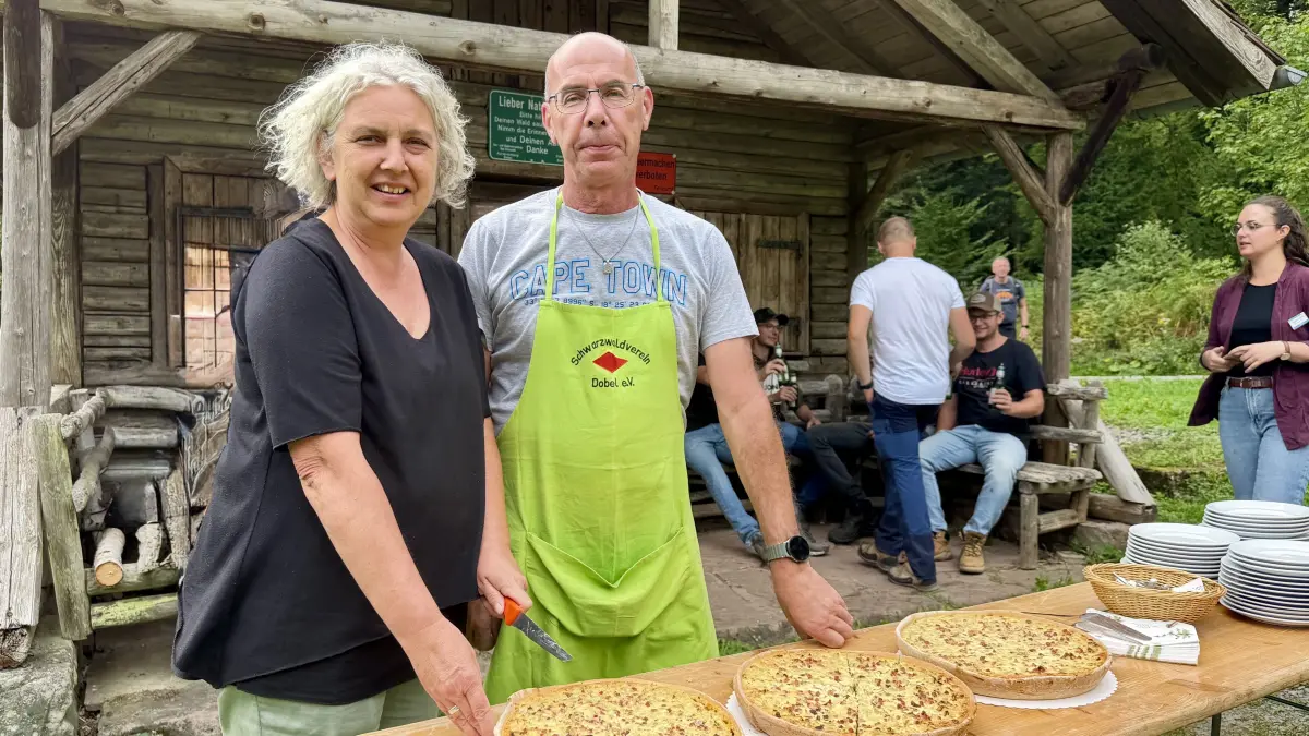 Susanne und Erich Horras sind aktiv dabei wenn der Schwarzwaldverein Dobel für seine Aktionen - wie hier bei der ersten Bierwanderung - Unterstützung braucht