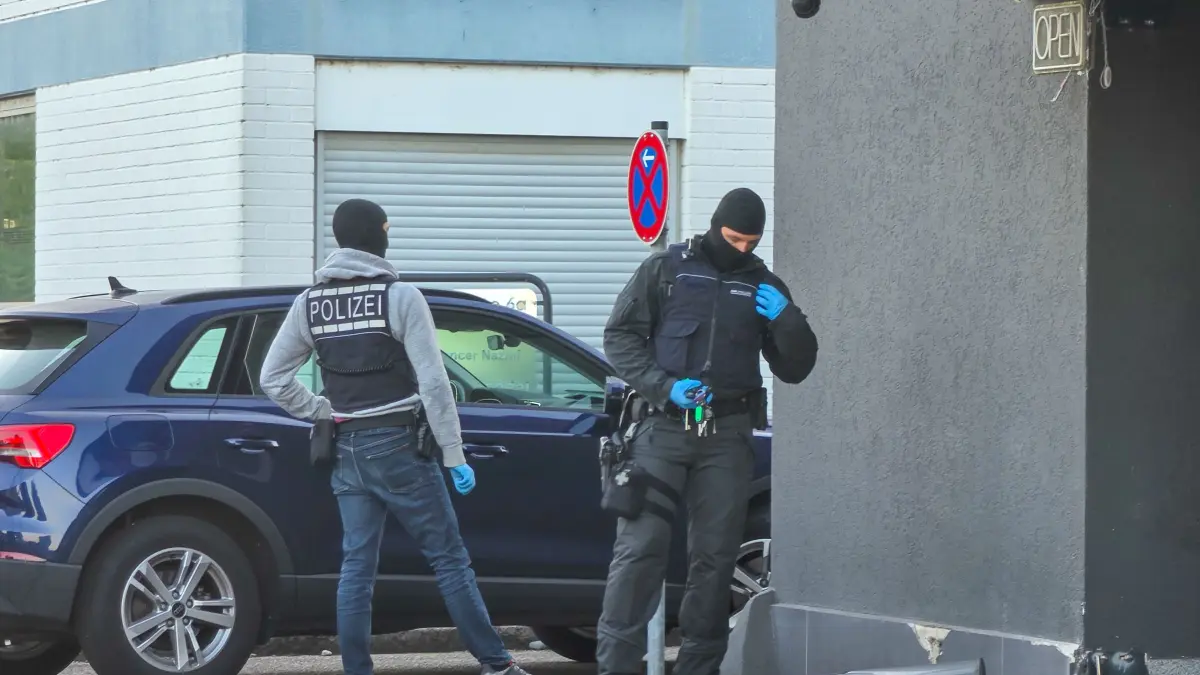Vermummte Spezialkräfte der Polizei stürmen in den frühen Morgenstunden ein Bordell im Offenburger Industriegebiet.
