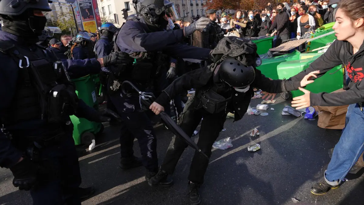 Schulproteste in Frankreich: Bereitschaftspolizisten stehen einer Gruppe von Schülern gegenüber, die sich vor einer Demonstration gegen unterfinanzierte Schulen in Paris versammelt haben. (zu dpa: «Schülerproteste in Frankreich erreichen neuen Höhepunkt»)
