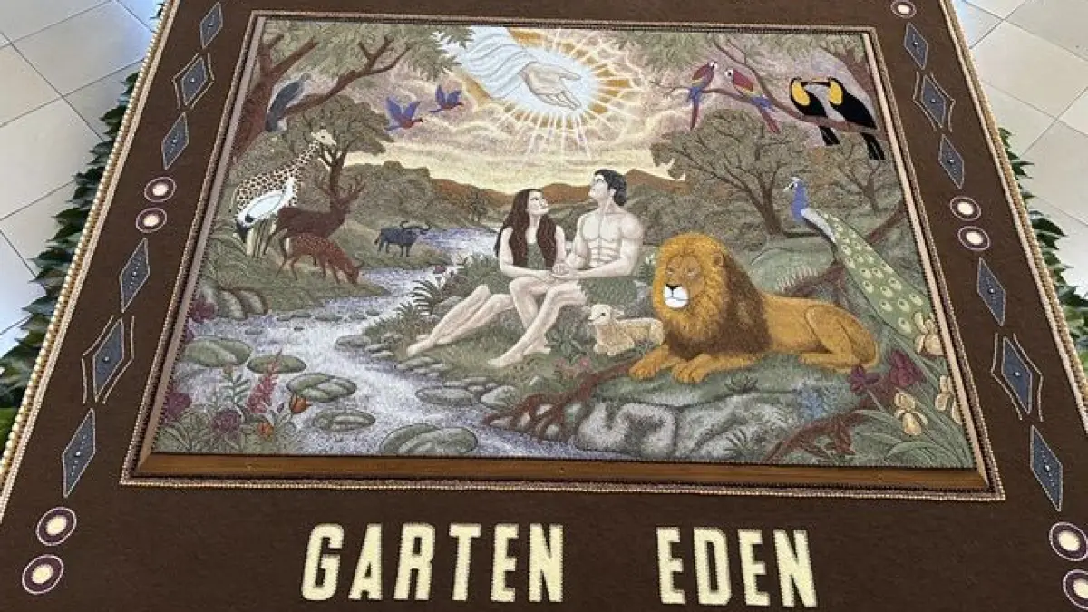 Adam und Eva im Paradies: Der 47. Hirrlinger Erntedankteppich steht unter dem Leitgedanken „Im Anfang war der Friede“. Gefertigt wurde das Kunstwerk aus Blumen, Gewürzen, Körnern und Samen.