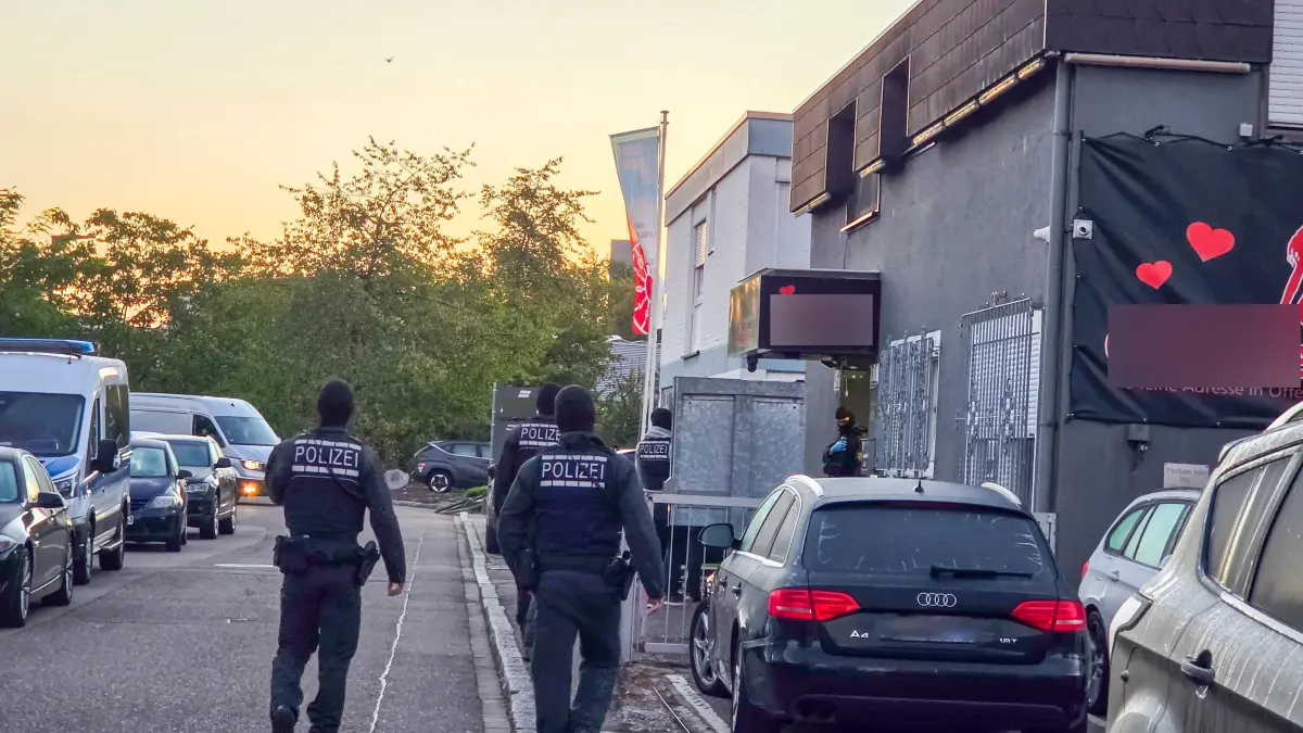 Vermummte Spezialkräfte der Polizei stürmen ein Bordell im Offenburger Industriegebiet.