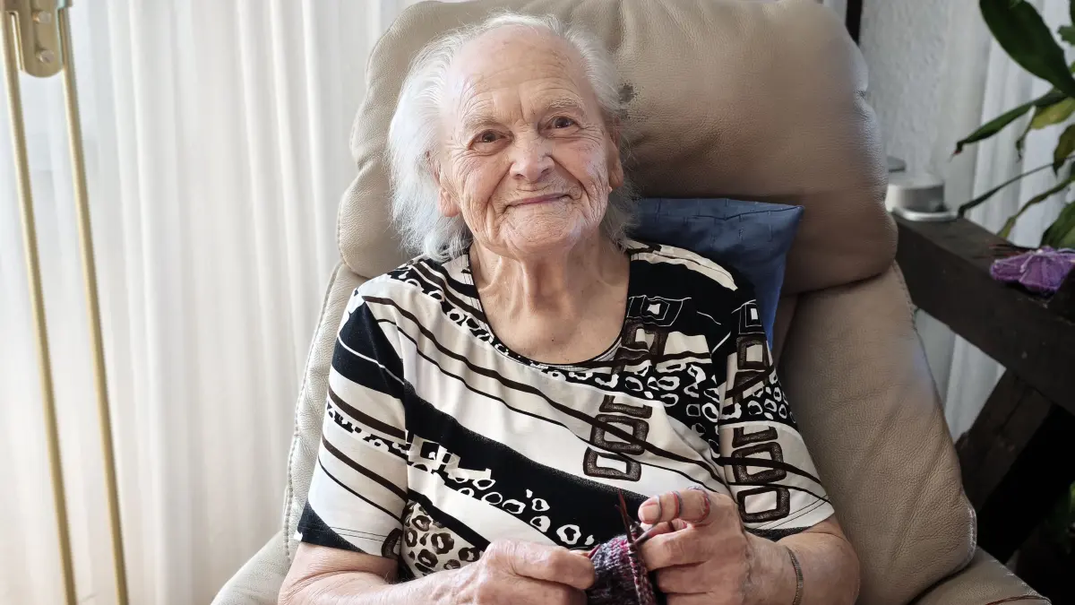Die Jubilarin Margarete Pilger mit ihrem Strickzeug.