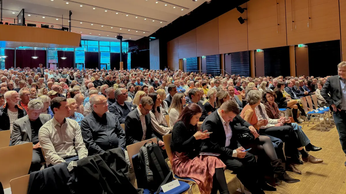 Mit 900 Zuhörern bis in die hintersten Reihen gefüllt war die Neue Tonhalle in Villingen beim Sparkassenforum mit prominentem Gast Markus Lanz.