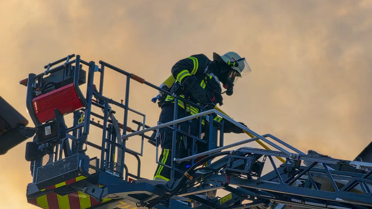 Inzwischen sind die Flammen am Pfarrhaus in Urloffen gelöscht.