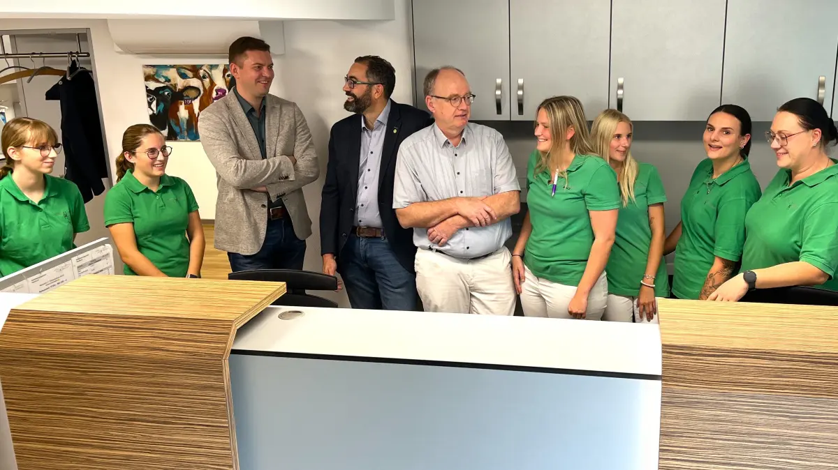 Praxisgründer Dr. Georg Schrön (Mitte) mit Mitgesellschafter Fabian Hofmann (Facharzt für Orthopädie und Unfallchirurgie, Vierter von links), Viszeralchirurg Sergei Gorovoi (Dritter von links) und einem Teil des Ortho-Klinik-Teams.