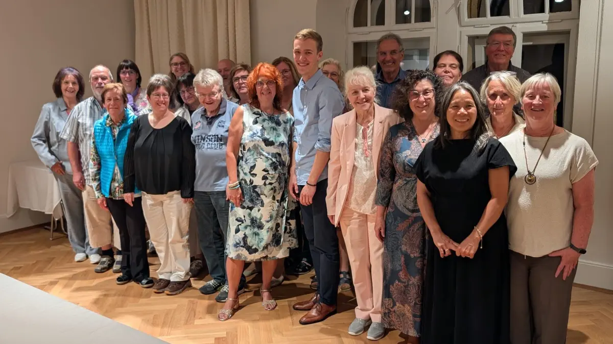 Kirchenchor Sulgen: in der Mitte des Bildes bisheriger Dirigent Philipp Finkbeiner und die neue Dirigentin Regina Aust die den Chor ab Oktober leiten wird.