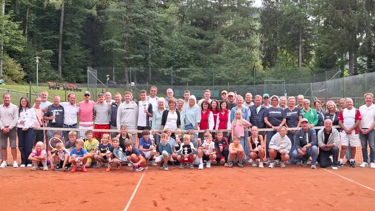 Die Teilnehmer des 30. Gemeindeturniers der Baiersbronner Tennisvereine auf der Anlage der Tennisgemeinschaft Obertal.