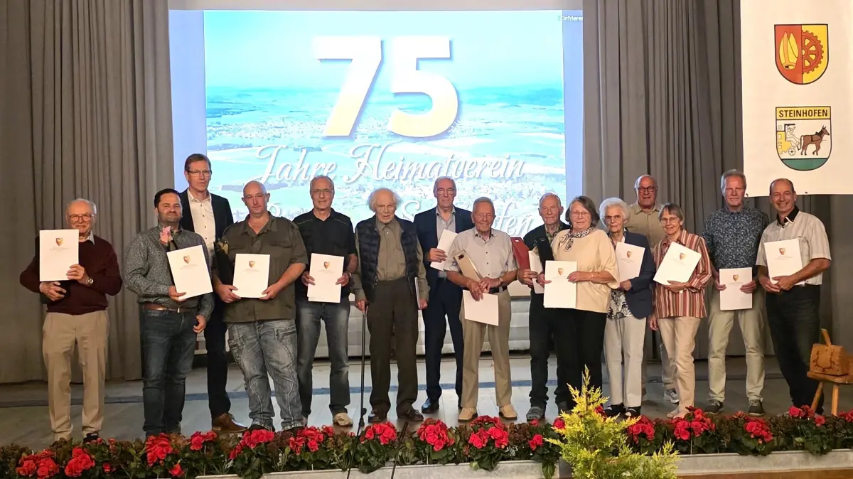 Die Geehrten für zehn- und 40-jährige Mitgliedschaft zusammen mit Vorsitzenden Michael Mayer (Dritter von links) und dessen Stellvertreter Dietmar Keilig (rechts).