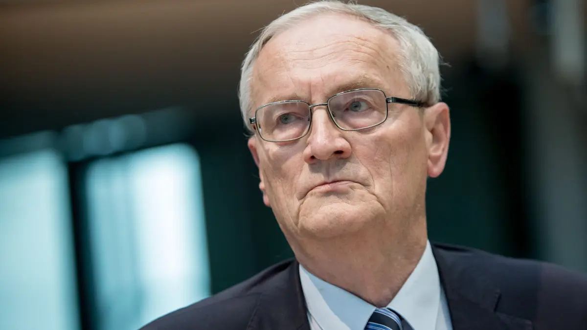 August Hanning: August Hanning, der ehemalige Präsident des Bundesnachrichtendienstes (BND), kommt 2015 im Bundestag in Berlin als Zeuge zum NSA-Untersuchungsausschuss (Archiv). (zu dpa: «Ermittlungen im Fall Block brachten Hinweise auf Hanning»)
