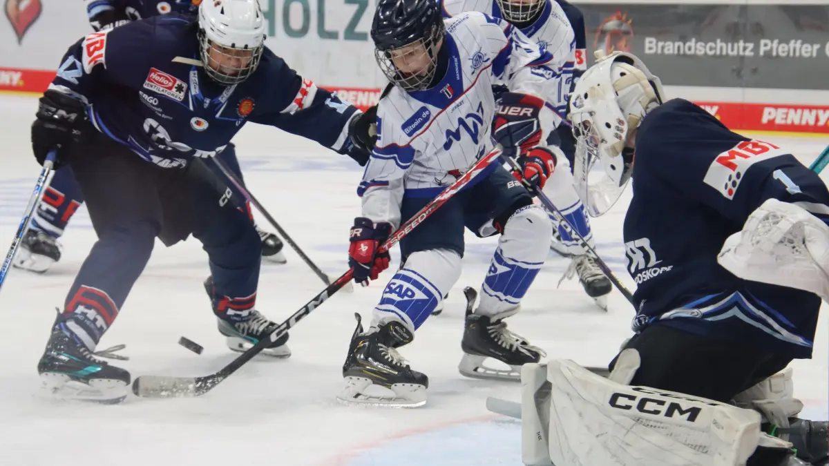 Die U15 der Wild Wings (blaue Trikots) holte am Wochenende gleich vier Punkte.