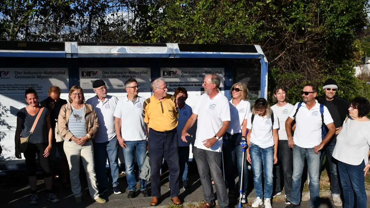 Groß war die Freude bei der Einweihung der ersten Station des neuen Industrie-Kultur-Pfads an der Bushaltestelle am Grenzacher "Hörnle" (Fahrtrichtung Schweiz).