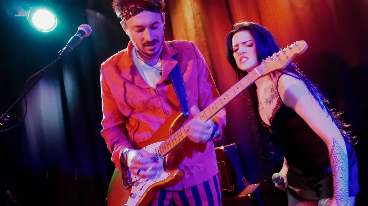 Krissy Matthews bringt Gitarrenfeuer ins ChaBah