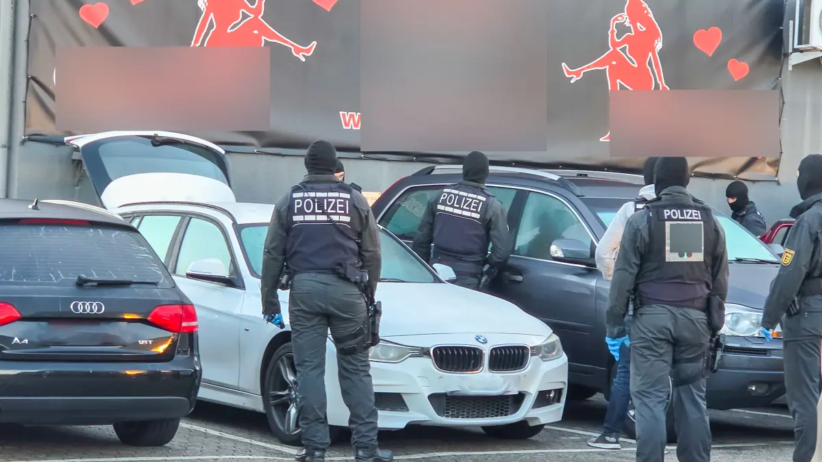 Vermummte Spezialkräfte der Polizei stürmen in den frühen Morgenstunden ein Bordell im Offenburger Industriegebiet.