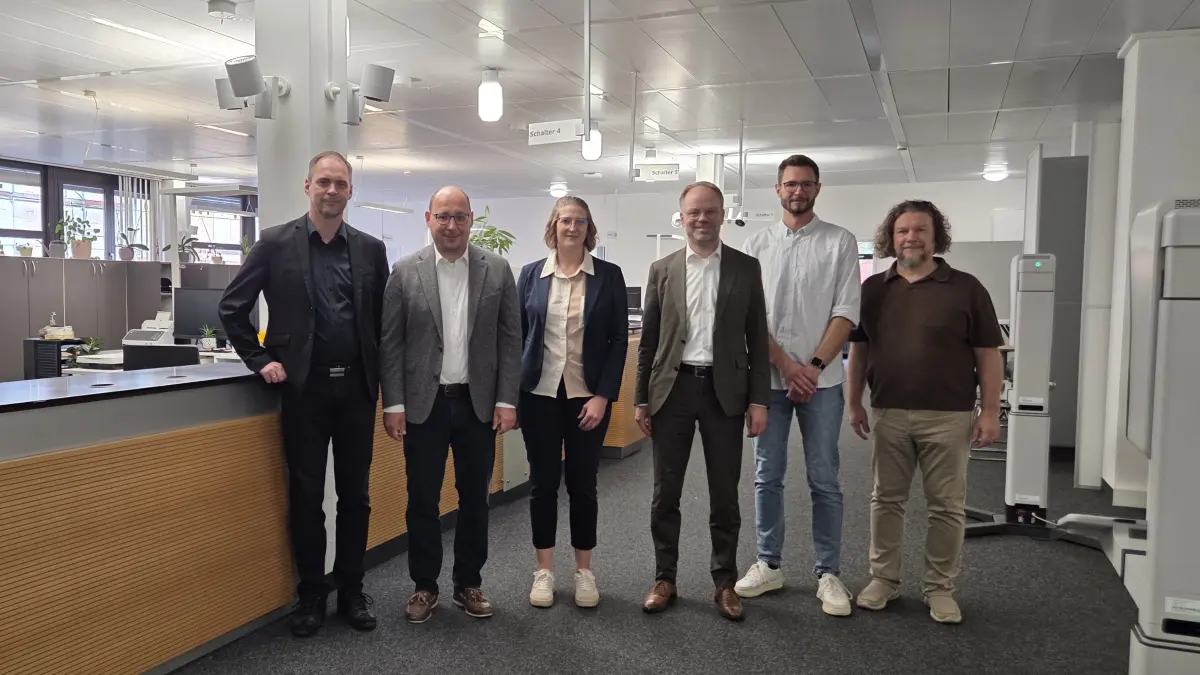 Zum offiziellen Start haben Landrat Christoph Keckeisen (vierter von links) und Oberbürgermeister Christian Ruf (zweiter von links) das gemeinsame Team um Daniel Angst (von links), Abteilungsleiter Bürgerbüro; Anja Hahn, Dezernentin für Öffentliche Sicherheit, Verkehr und Recht; Jannik Lindner, Leiter der Ausländerbehörde und Michael Gundel, Amtsleiter Ordnungsamt, in der Marienstraße 2 begrüßt.