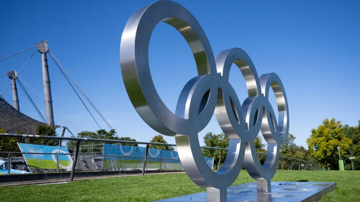 Münchner Olympia-Bewerbung: Die olympischen Ringe stehen im Münchner Olympiapark. (zu dpa: «IOC verrät: Das sind Münchens Rivalen um Olympia 2036»)