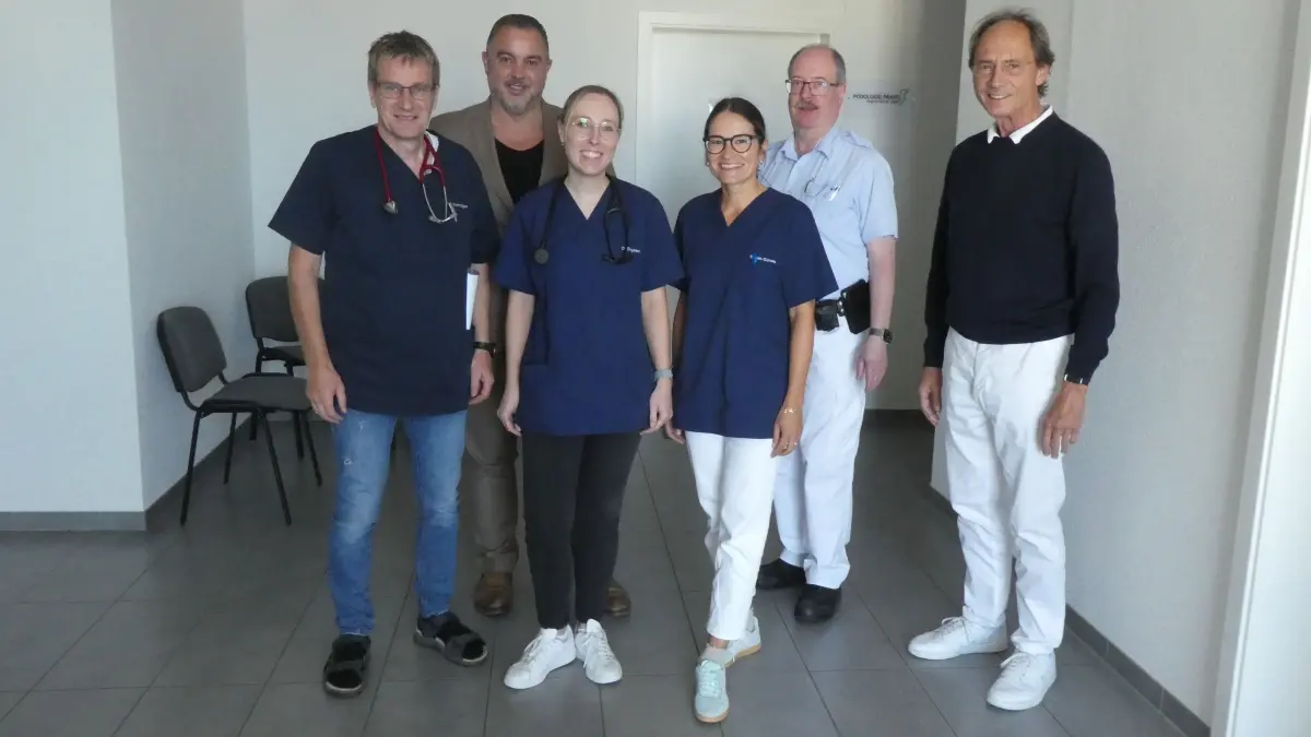 Das Ärzteteam im Blumberger Ärztehaus mit dem Stadtoberhaupt (von links): Adalbert Scherzinger, Bürgermeister Markus Keller, die beiden neuen Fachärztinnen Sarah Engesser, Sibel Sen-Günes, Martin Humbach und Jörg Kurtz.