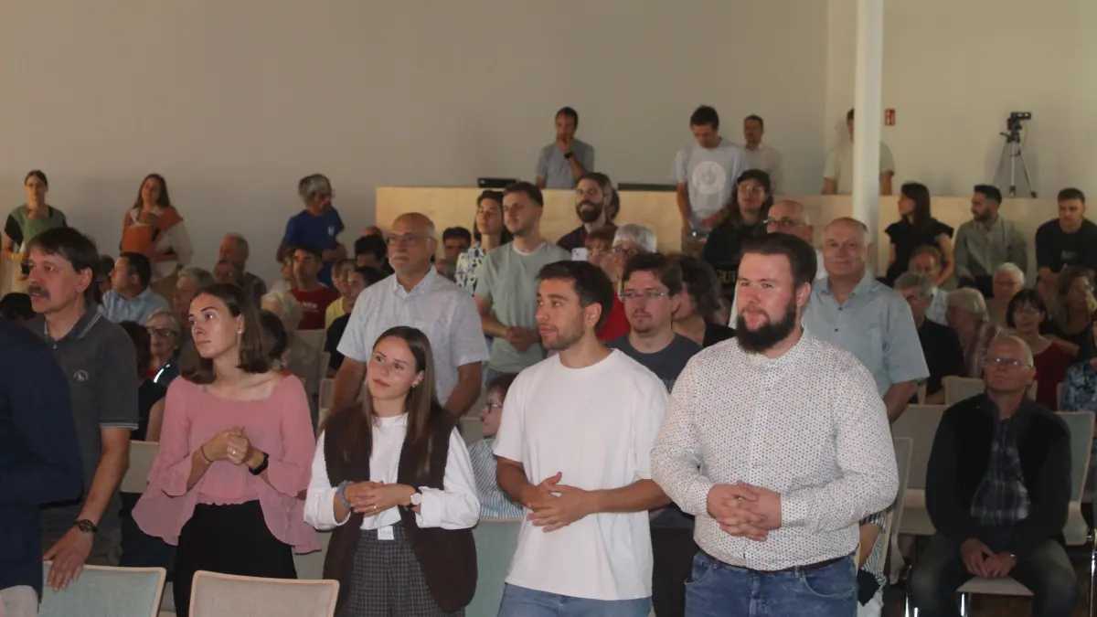 Der erste Gottesdienst im großen AB-Saal war sehr gut besucht.