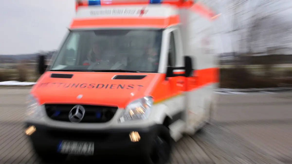 Rettungsdienst: Ein Rettungswagen (RTW) (zu dpa: «Über 80-Jähriger stirbt nach Unfall in München»)