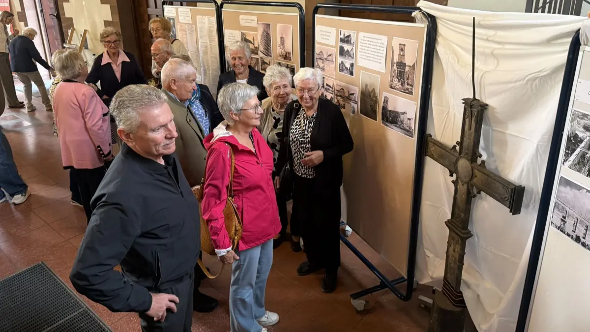 Die Ausstellung zeigt Relikte der Kirchengeschichte - darunter ein eisernes Kreuz, das womöglich die Dachspitze schmückte, bevor das Gotteshaus im Jahr 1945 in Schutt und Asche gelegt wurde.