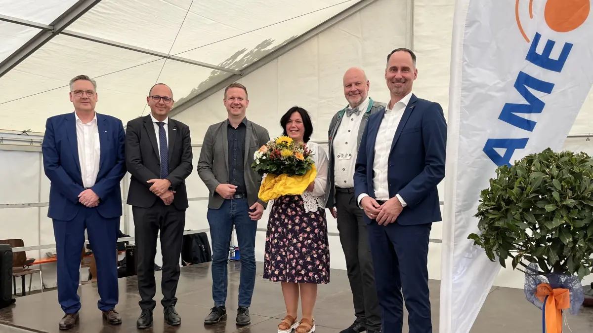 Freuen sich beim Festakt: Dieter Heibel (von links), Freddy Eppacher, Stephan Frickinger, Cornelia Eppler, Dr. Axel Paeger und Thomas Pfeifer, Regionalgeschäftsführer.