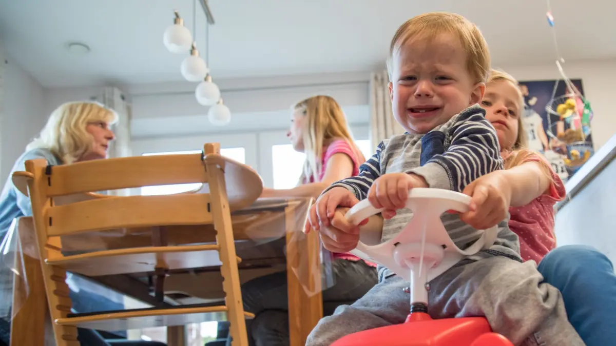 Zwei Kinder streiten sich beim Spielen: ILLUSTRATION - Zwischen Geschwistern kracht es manchmal. Eltern müssen solche Konflikte nicht zwanghaft verhindern – aber darauf achten, dass niemand verletzt wird. Foto: Christin Klose/dpa/dpa-mag - Honorarfrei nur für Bezieher des Dienstes dpa-Magazin +++ dpa-Magazin +++