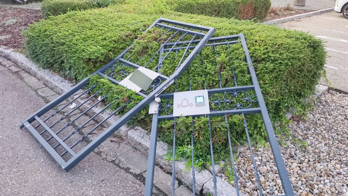 Vermummte Spezialkräfte der Polizei stürmen in den frühen Morgenstunden ein Bordell im Offenburger Industriegebiet.