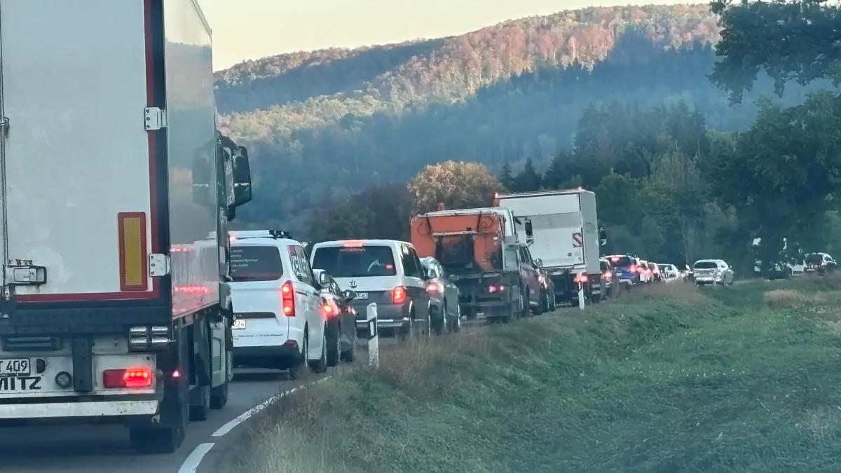 Dienstagmorgen, kurz nach 8 Uhr: Talabwärts staut sich der Verkehr auf der B 32 wegen der Baustellenampel in Schlatt bis weit nach Jungingen hinein.