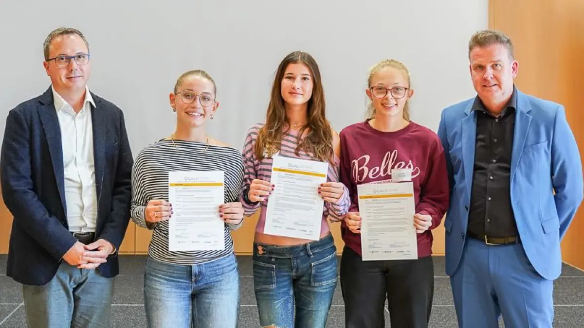 Von links nach rechts: Andreas Deuschle (Staatssekretär am Kultusministerium), Milena Schäfenacker, Janna Huber, Lotte Müller, Frank Lorho (Referatsleiter am Umweltministerium): Am Sulzer Albeck-Gymnasium haben sich drei Schülerinnen zu Umweltmentorinnen qualifiziert.