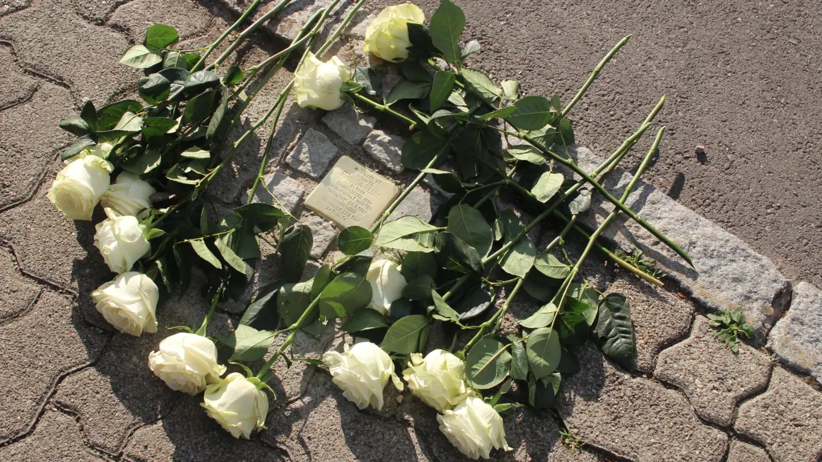 Im Rahmen eines feierlichen Aktes wurden in Hausen am Montag Stolpersteine für Opfer des Nationalsozialismus verlegt.