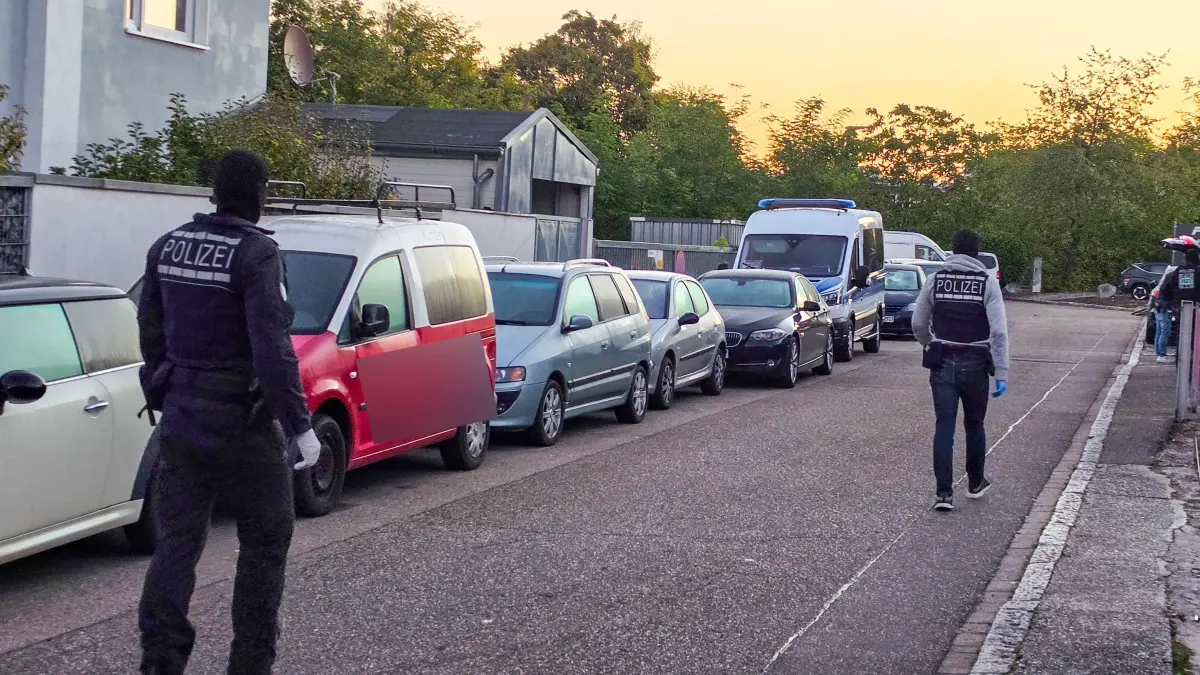 Vermummte Spezialkräfte der Polizei stürmen in den frühen Morgenstunden ein Bordell im Offenburger Industriegebiet.