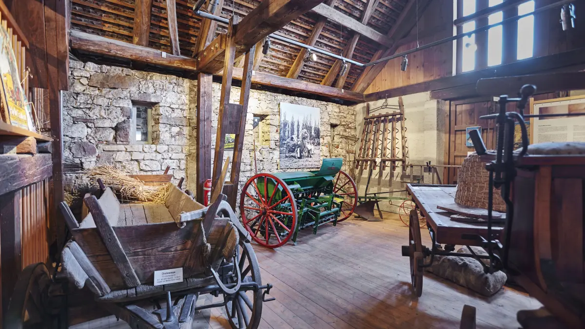 Im Innenbereich des Museums sind unter anderem historische Arbeitsgeräte zu finden.