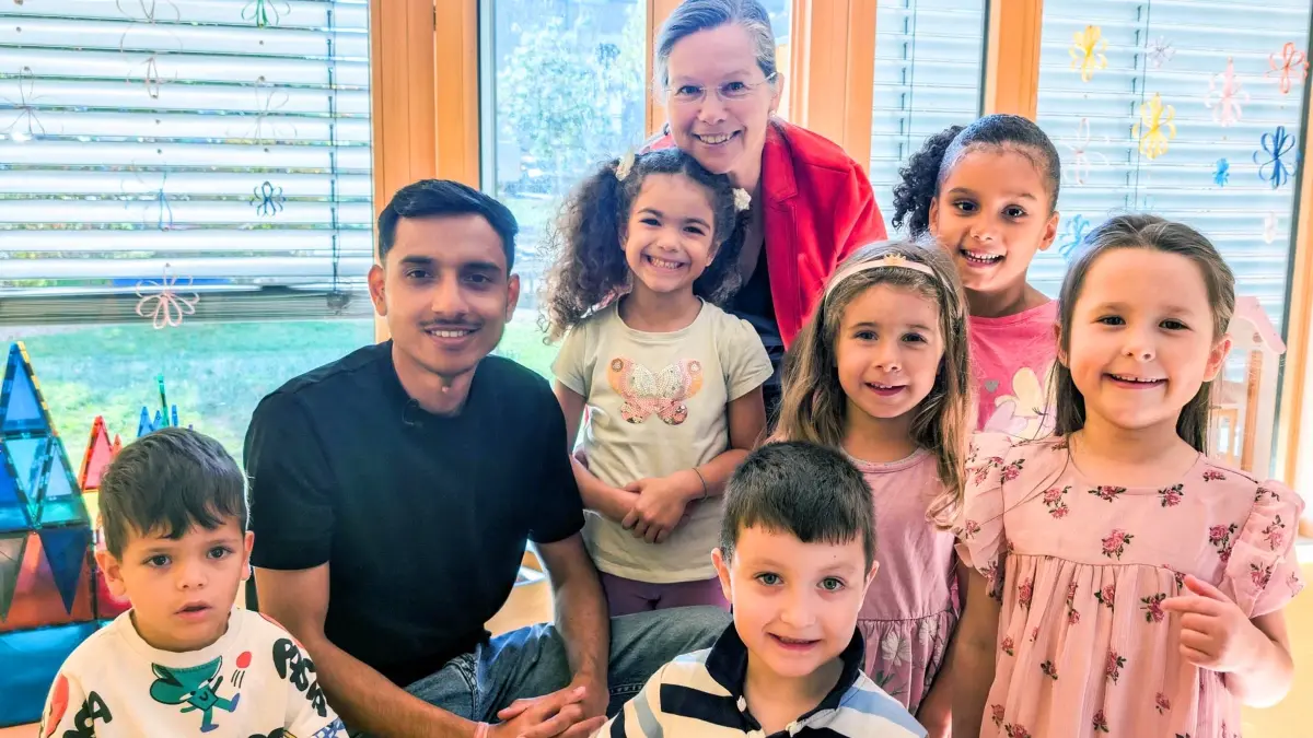 Von den Kindern gleich ins Herz geschlossen: Lakshit Roonwal und Oberbürgermeisterin Diana Stöcker.
