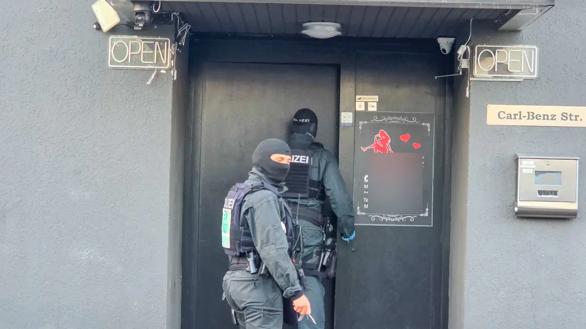 Vermummte Spezialkräfte der Polizei stürmen in den frühen Morgenstunden ein Bordell im Offenburger Industriegebiet.