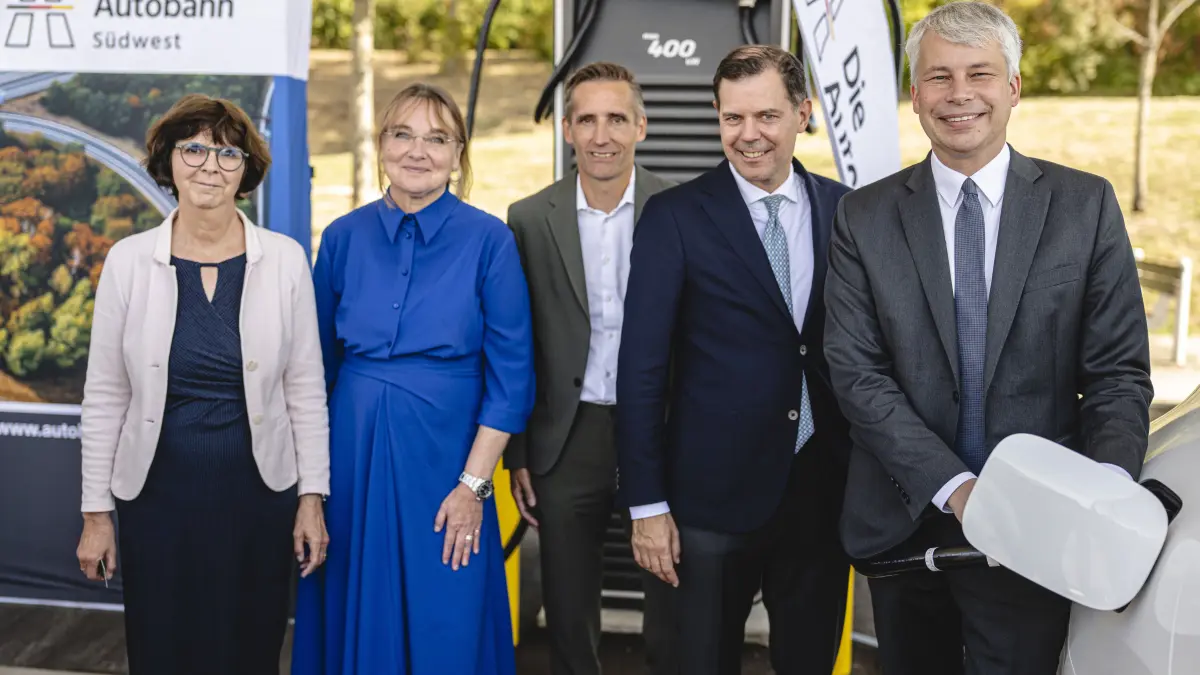 Bundesverkehrsminister Steffen Bilger startete mit Michael Güntner, Vorsitzendem der Geschäftsführung der Autobahn GmbH, den bundesweit 100. Schnellladepark. Er ermöglicht Elektrofahrzeugen eine schnelle und komfortable Aufladung. Mit im Bild (von rechts): Steffen Bilger, Bundesminister für Verkehr, Michael Güntner, Vorsitzender der Geschäftsführung der Autobahn GmbH des Bundes, Timo Sillober, Geschäftsführer E.ON Drive Infrastructure, Dagmar Fehler, Sprecherin und Geschäftsführerin der Now GmbH und Christine Baur-Fewson, Direktorin der Autobahn GmbH Niederlassung Südwest.