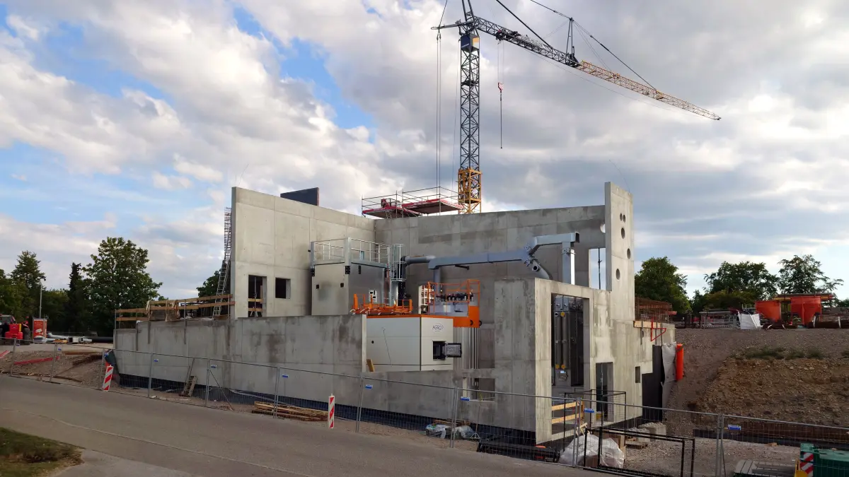 Die Bauarbeiten an der Heizzentrale - hier ein Bild vom August - schreiten voran.