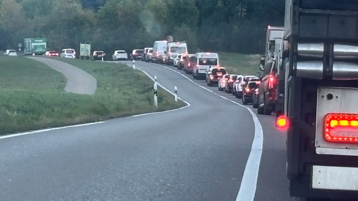 Geduld, Geduld. Bald sieht man das Ortsschild von Schlatt auf dem Weg killertalabwärts. Die Stadt Hechingen hat Verbesserungen in der Schaltung der Baustellenampel versprochen.