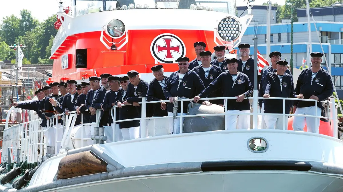 Der Shanty-Chor auf dem Schiff der Seenotretter in Laboe.