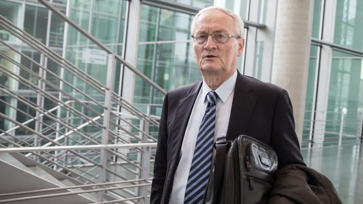 August Hanning: August Hanning, der ehemalige Präsident des Bundesnachrichtendienstes (BND) kommt am 02.10.2015 im Bundestag in Berlin als Zeuge zum NSA-Untersuchungsausschuss. Der Untersuchungsausschuss hatte den Auftrag, Ausmaß und Hintergründe der Ausspähung durch ausländische Geheimdienste in Deutschland aufklären. (zu dpa: «Ex-BND-Präsident Hanning wegen Spionageverdacht festgenommen»)