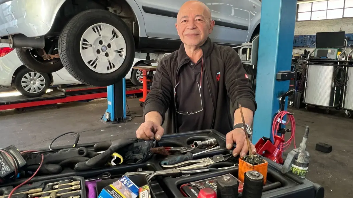 Mustafa Tozkaldiran in seiner Werkstatt in Triberg. Der Mechanikermeister musste unlängst einen Kunden wegschicken - weil der ein E-Auto besaß.