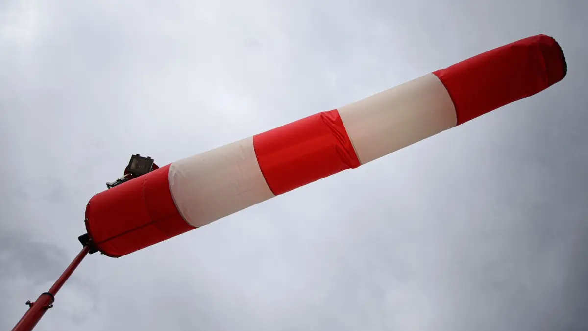 Stürmisch besonders in Höhenlagen der Mittelgebirge: ARCHIV - 26.08.2020, Sachsen, Dresden: Eine Windfahne zeigt die Windrichtung an. (zu dpa: «Auf Nebel folgen Regen und Böen in Thüringen») Foto: Robert Michael/dpa-Zentralbild/dpa +++ dpa-Bildfunk +++