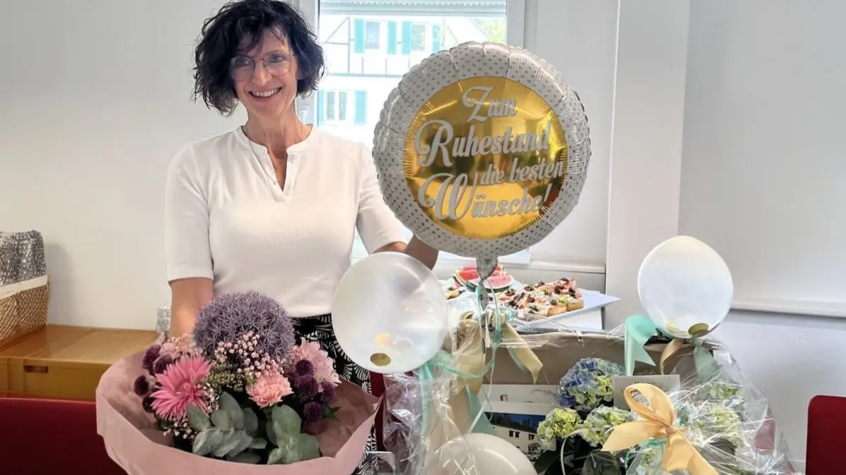 Jutta Quasnowitz mit Präsenten anlässlich ihres Ruhestands.