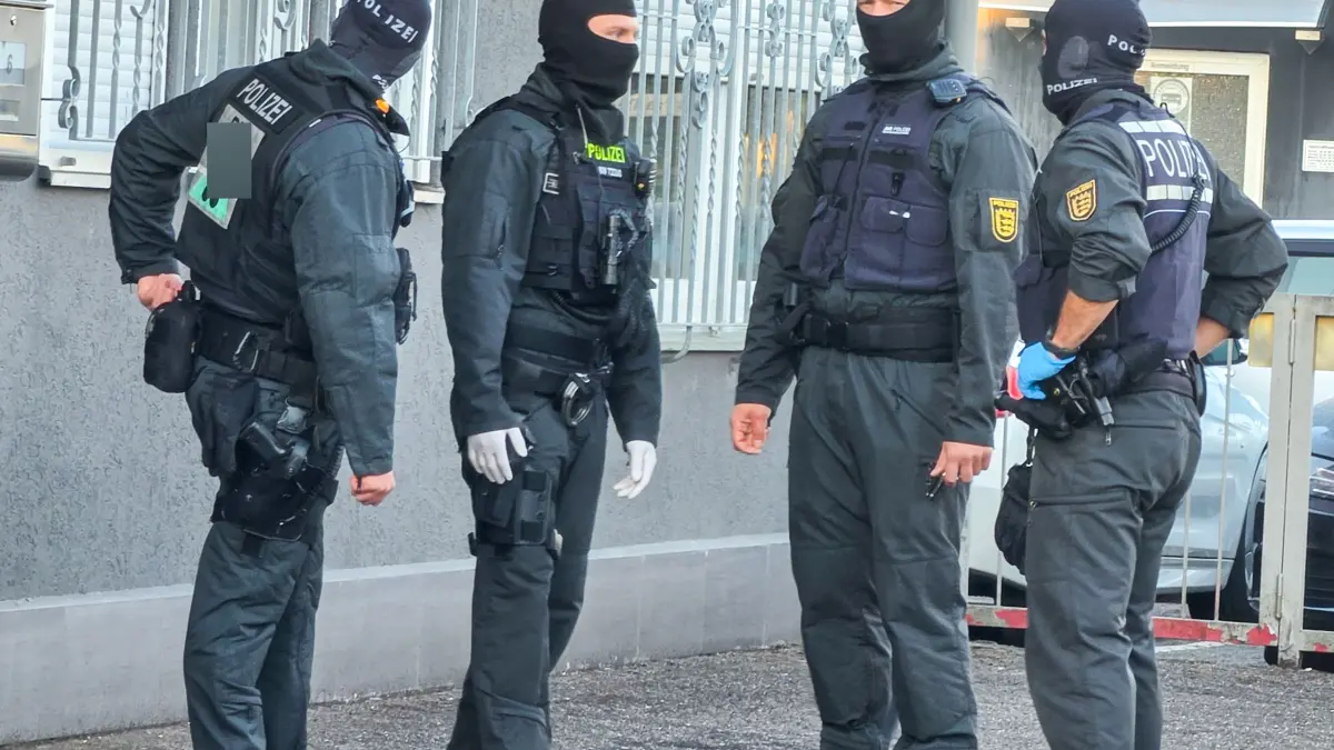 Vermummte Spezialkräfte der Polizei stürmen in den frühen Morgenstunden ein Bordell im Offenburger Industriegebiet.